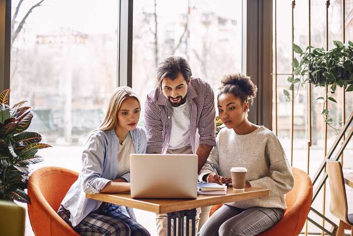 Copywriting tips in a cafe with women and a man at a laptop